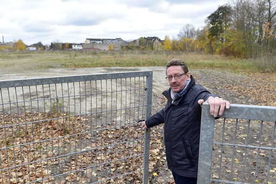 Reichenbachs Oberbürgermeister Henry Ruß (61, Linke) am Gelände des ehemaligen Güterbahnhofs - hier soll das neue Kälte-Forschungszentrum entstehen.