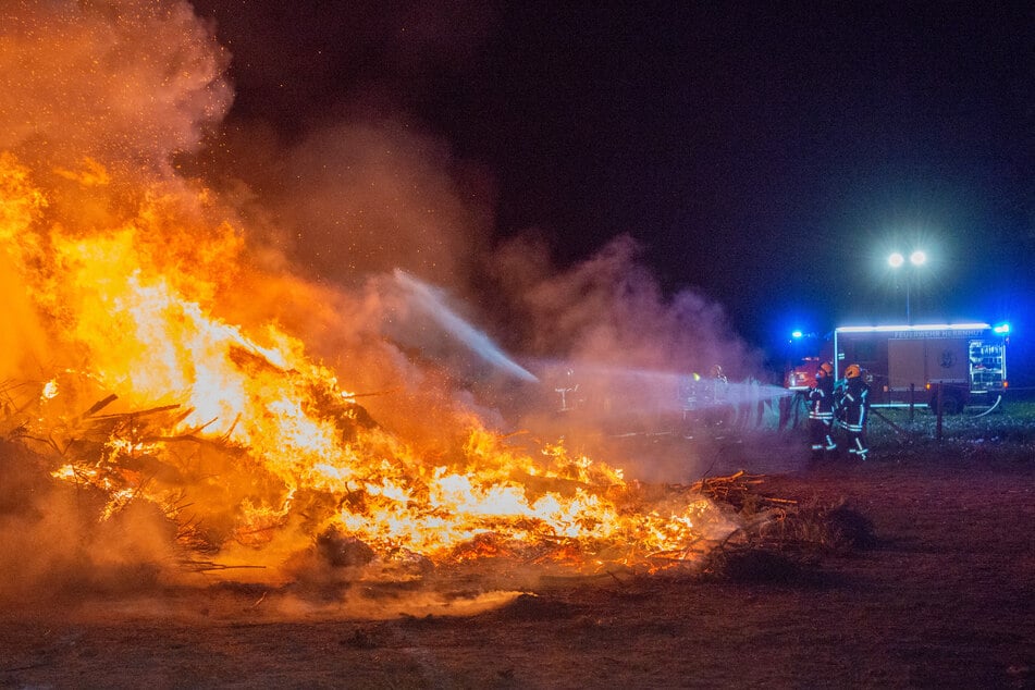 Mit vollem Einsatz versuchten die Kameraden die Hexenhaufen zu retten. Leider ohne Erfolg.