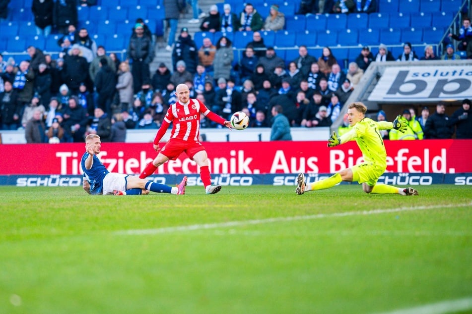 Der zweite Streich: Cottbus-Joker Maximilian Krauß (2.v.l.) schüttelte mit einem Sprint alle Bielefelder ab und stellte direkt nach Wiederbeginn auf 2:0.