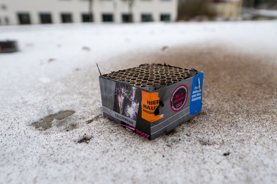 Einsatzkräfte stellten in Bayern mehrere Jugendliche fest, die mit Raketen und Böller hantierten, obwohl die nur für Erwachsene erlaubt sind. (Symbolbild)