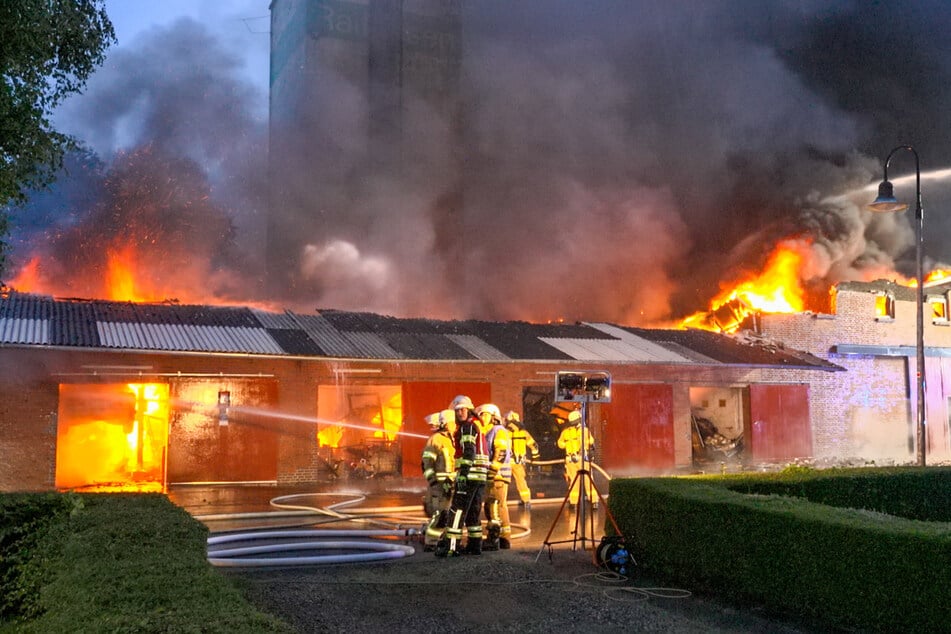 In Hemmingstedt (Landkreis Dithmarschen) ist ein Feuer in einer Lagerhalle ausgebrochen.