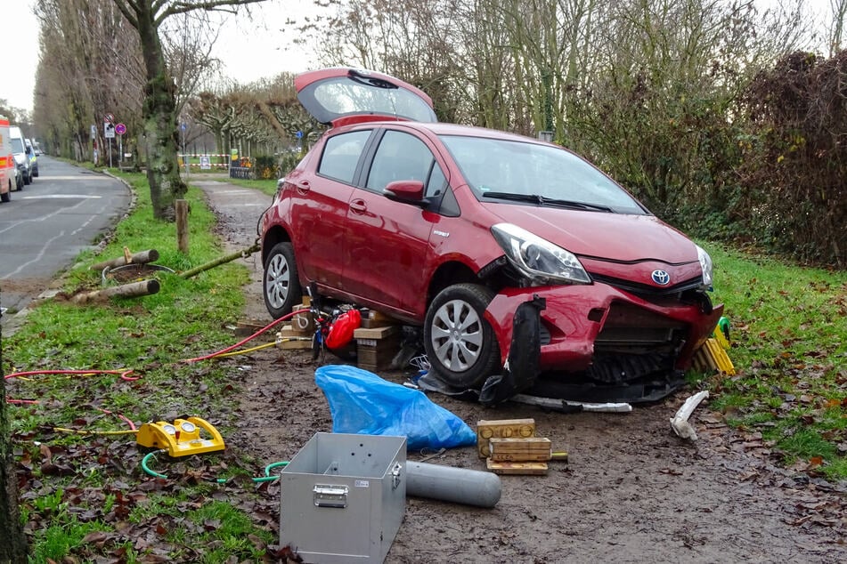 Nur mit schwerem hydraulischen Gerät konnte die unter dem Toyota eingeklemmte Frau befreit werden.