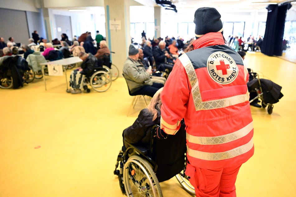Im Gymnasium Moosach half das Rote Kreuz bei der Versorgung der Betroffenen.