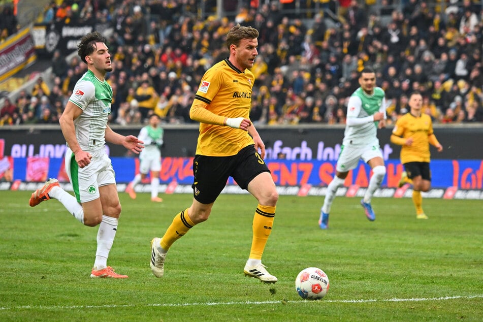 Einwechsler Christoph Daferner (M.) auf dem Weg zum 3:0. Aber er traf die falsche Entscheidung.