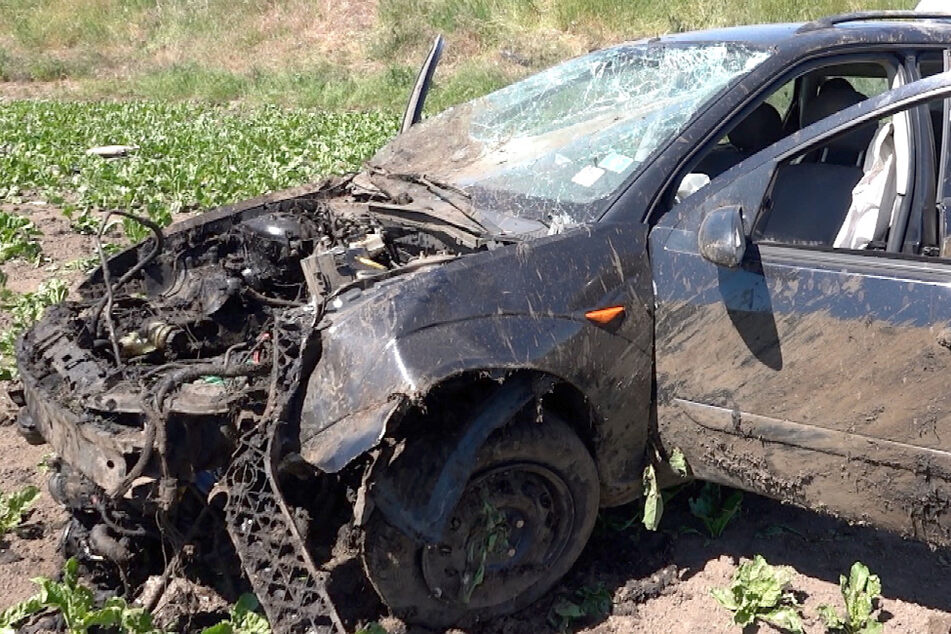 Heftiger Unfall auf A2: Ford überschlägt sich mehrfach, schwerverletzter Fahrer wünscht sich Zigarette