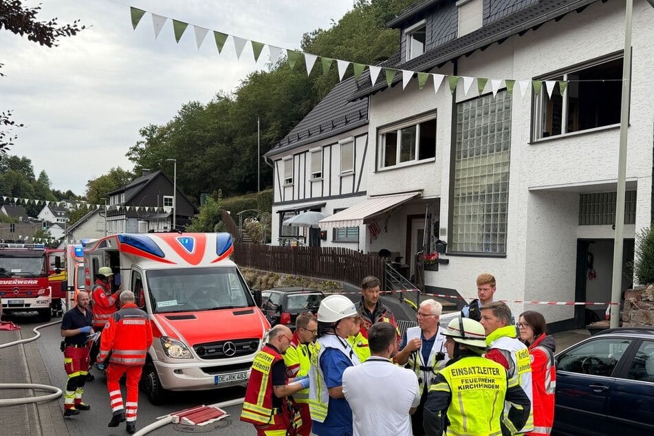 Bei einer mutmaßlichen Verpuffung im Sauerland hat eine Person Verbrennungen erlitten.