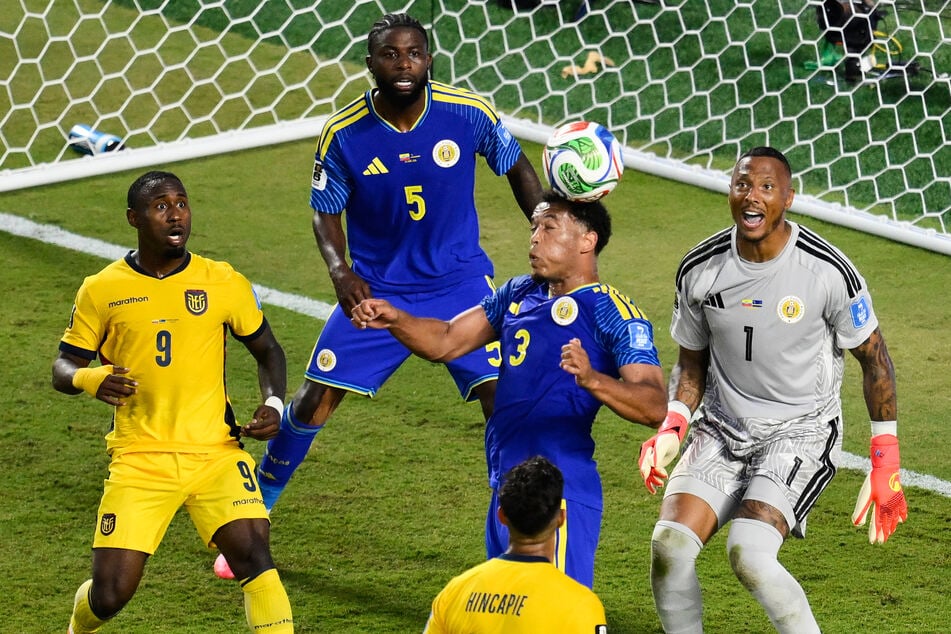 Curaçaos Keeper Eloy Room (37, rechts) hielt die Null für Curacao fest.