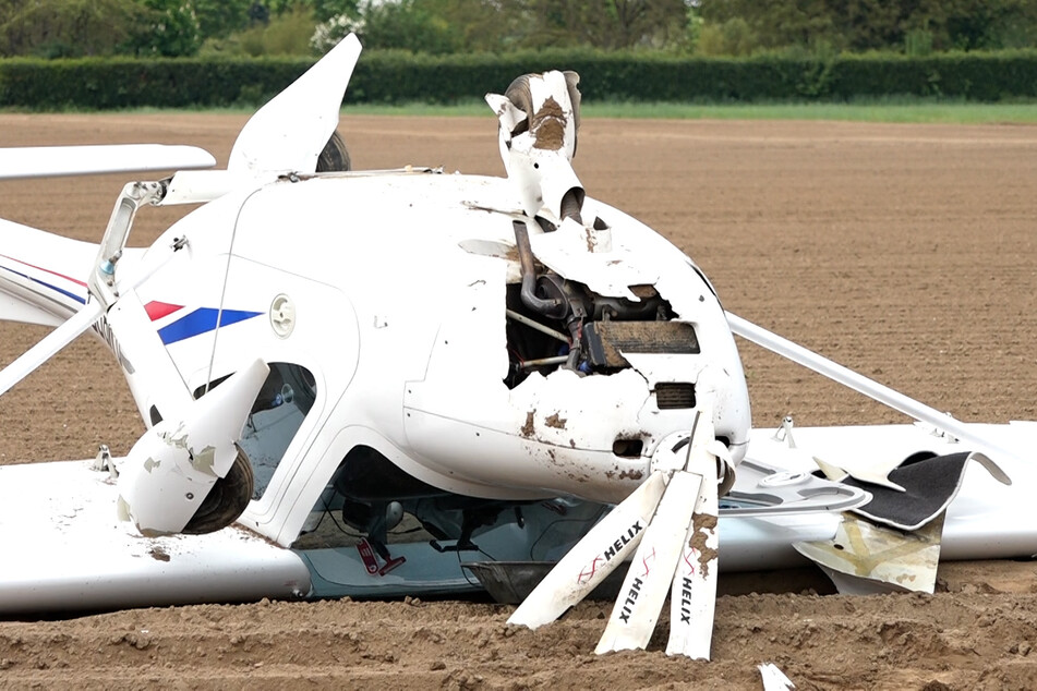 Ultraleichtflugzeug muss auf Acker Notlanden - Pilot verletzt