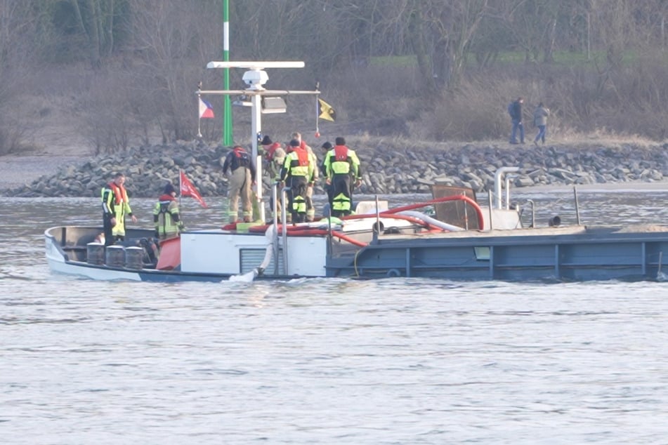 Auf dem Rhein in Köln musste ein Frachtschiff von der Feuerwehr auf Grund gesetzt werden.