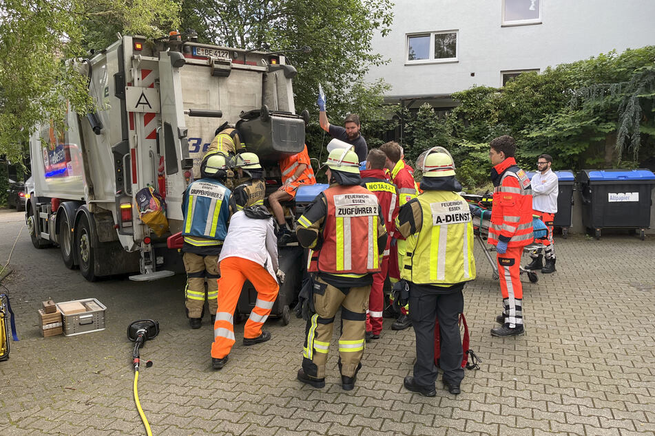 Von alleine konnte sich der Müllmann nicht befreien, Rettungskräfte mussten mit vereinten Kräften anpacken.