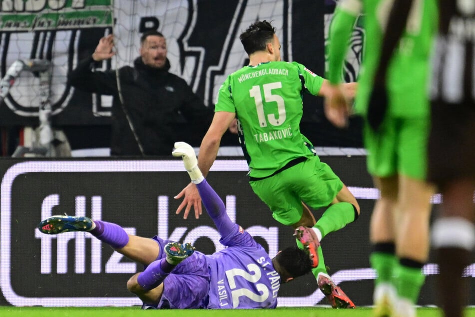 St. Paulis Keeper Nikola Vasilj (29, l.) leistete sich einen katastrophalen Fehlpass, der im 0:1 durch Haris Tabakovic (31) mündete.