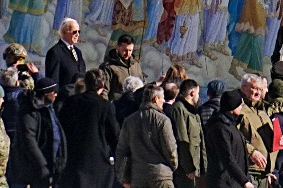 US-Präsident Joe Biden besucht zusammen mit Wolodymyr Selenskyj die Sophienkathedrale in der Hauptstadt. Hier hat Biden einen Kranz niedergelegt.