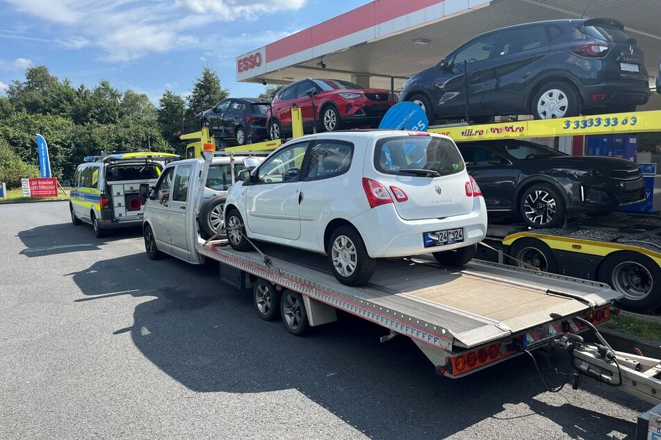 Trotz Auto auf der Ladefläche: Bleifuß düst mit 111 km/h über die Autobahn