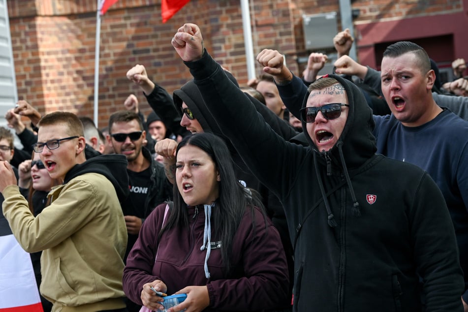 Zuvor waren erneut Angriffe Rechtsextremer wie zuletzt in Bautzen befürchtet worden. Laut Polizei blieb es jedoch friedlich.