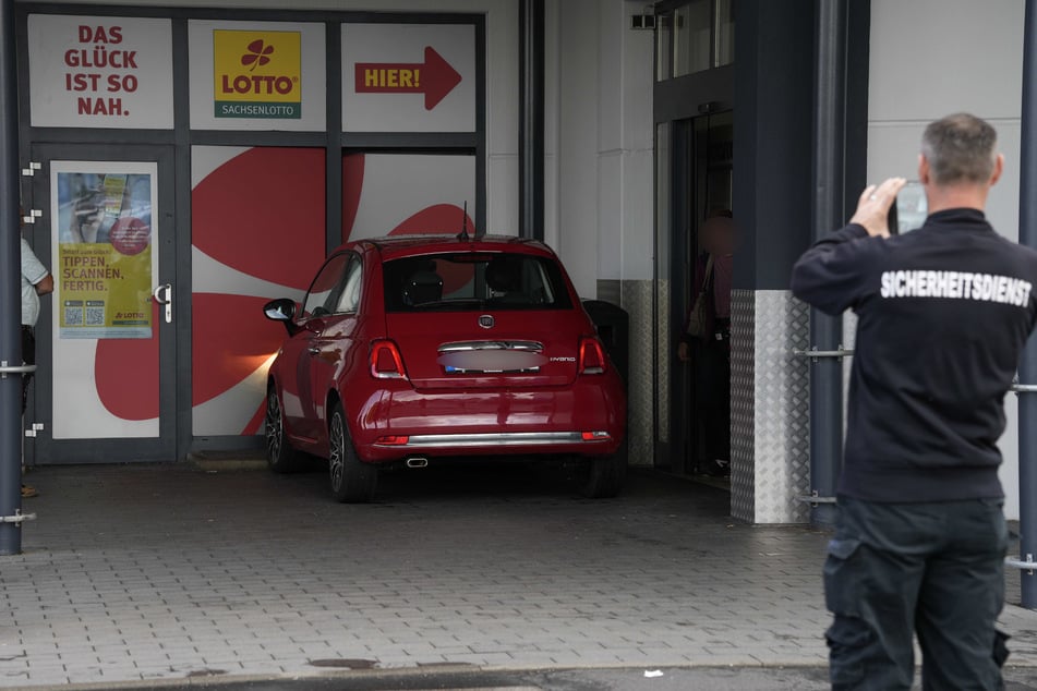 Die Scheibe des Lotto-Ladens wurde beschädigt, die Fahrerin blieb zumindest unverletzt.