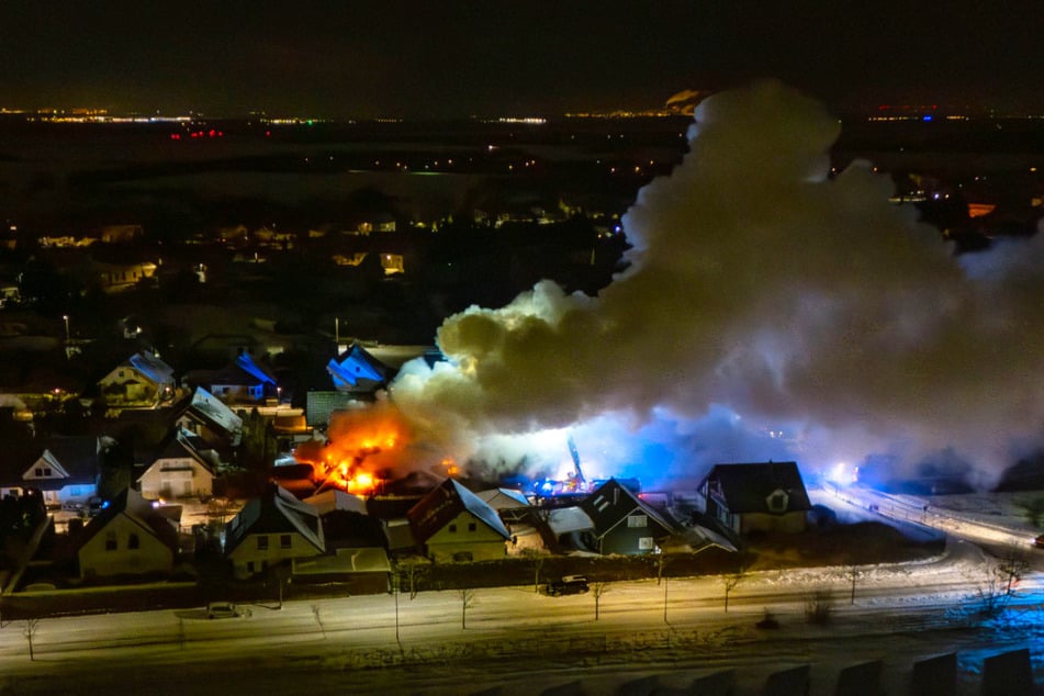 Schon von Weitem waren eine große Rauchwolke und die Flammen deutlich erkennbar.