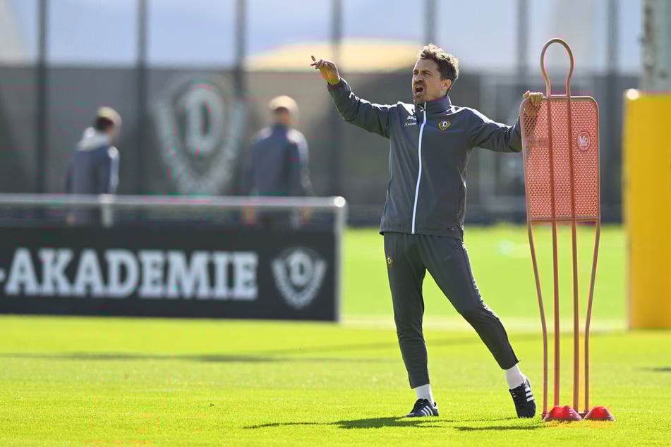 Thomas Stamm (42) bittet seine Jungs zum Trainingsauftakt - allerdings nicht auf dem heimischen Übungsplatz.