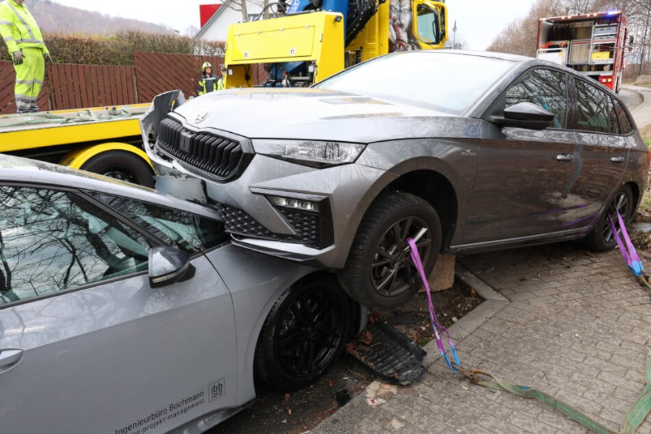 Der Škoda landete auf der Motorhaube des Cupra.