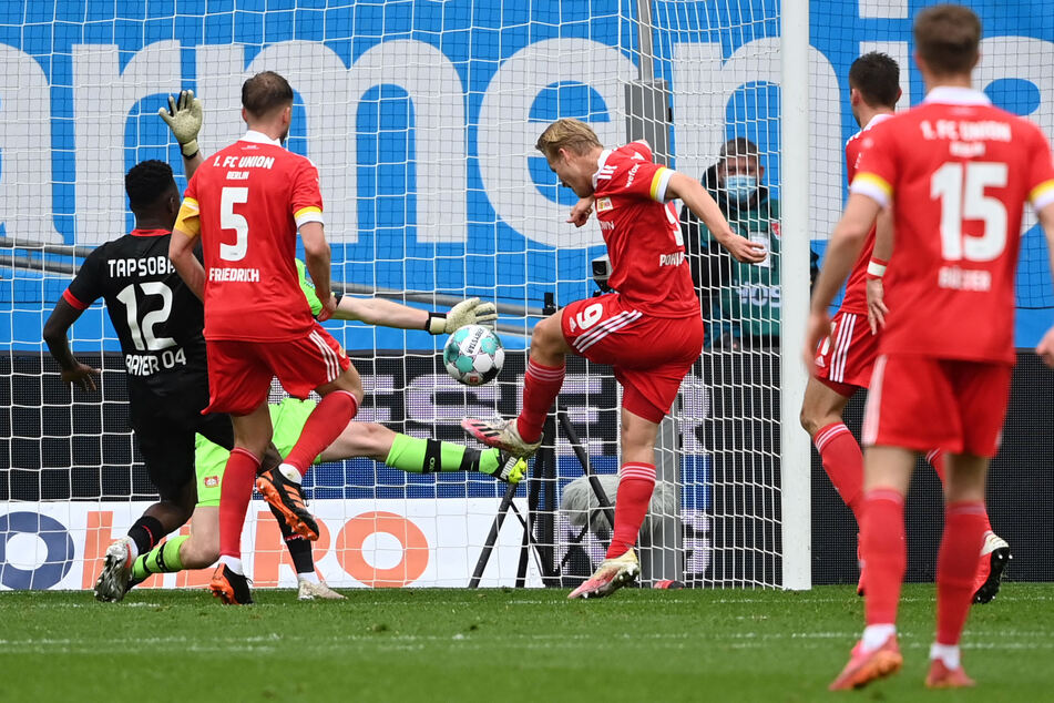 Leverkusen-Leihgabe Joel Pohjanpalo (M.) trifft zum 1:1-Ausgleich für Union Berlin.
