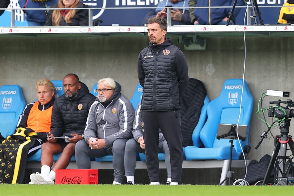 Mit steinernem Gesicht blickte Dynamo-Coach Thomas Stamm (41) auf das, was er beim Sachsenpokal-Duell mit dem Chemnitzer FC zu sehen bekam.