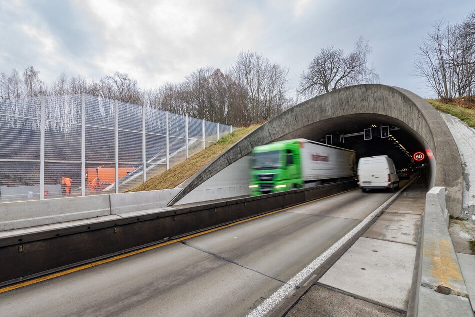 Unfall A4: Dreister Lastwagenfahrer sorgt für mehrstündige Sperrung von A4-Tunnel