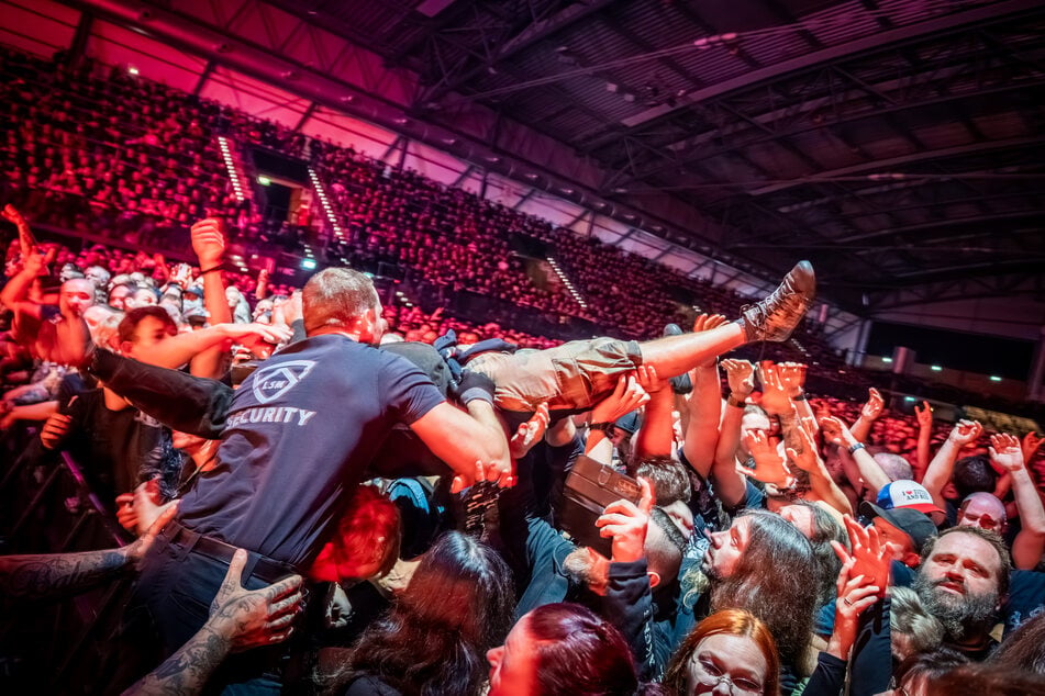 Die Security muss mehrfach Crowdsurfer aus der Menge heben.
