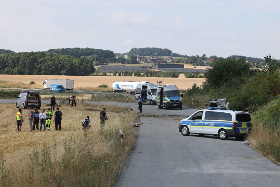 Bei dem Unfall wurden die geschleusten Personen schwer verletzt, eine Frau (44) aus der Türkei starb noch am Unglücksort.