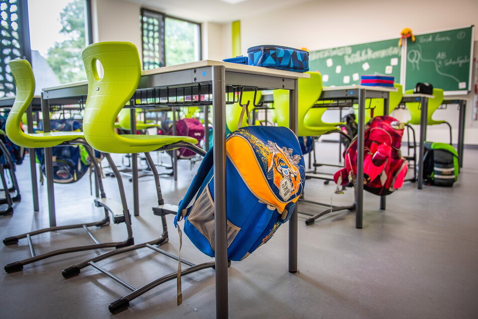 In Zukunft könnten in den Klassenzimmern, wie hier in der Grundschule Glösa, weniger Ranzen an den Bänken hängen.