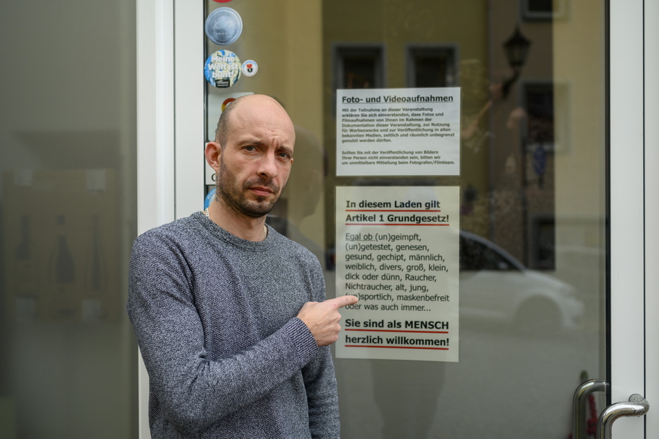 Wirt Sven Müller (40) heißt in seinem Kunstcafé "Salon" in Annaberg-Buchholz alle willkommen - ohne Kontrolle.