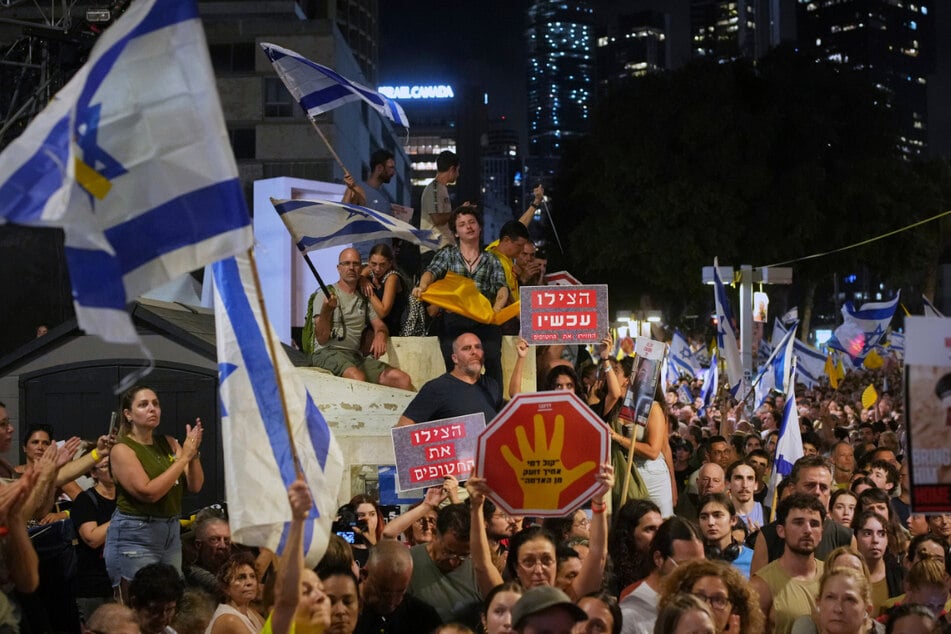 Demonstranten forderten in Tel Aviv die sofortige Freilassung der von der Hamas festgehaltenen Geiseln.