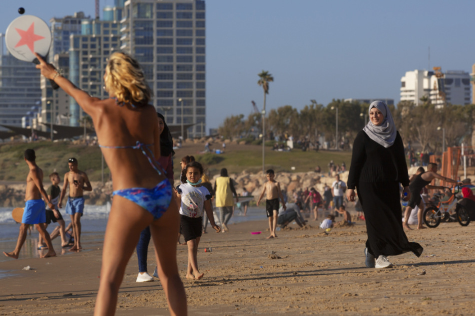 Palästinenser und Israelis genießen die Sonne am Mittelmeer während des Feiertags Eid al-Fitr.