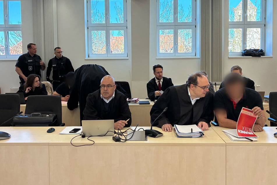 Vor dem Landgericht Erfurt hat der Prozess gegen drei Männer begonnen, denen die Staatsanwaltschaft Gera unter anderem bandenmäßige Drogengeschäfte mit Marihuana und Methamphetamin vorwirft.