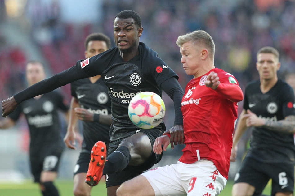 Eintracht Frankfurts Evan N'dicka (l.) im Duell mit Jonathan Burkhardt vom FSV Mainz 05.