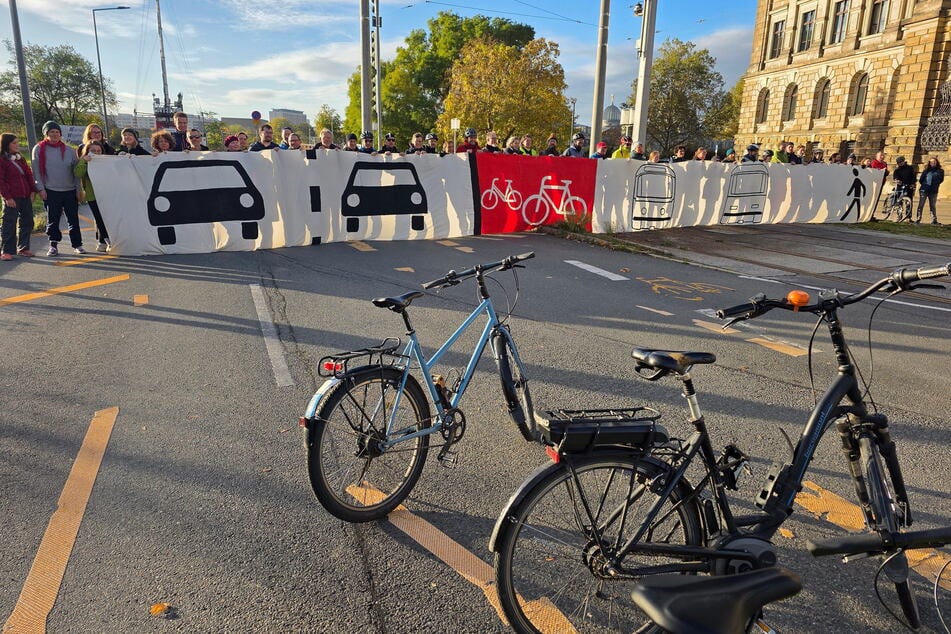 Radfahrer machten am Dienstag am Carolaplatz ihrem Ärger Luft, spannten ein Banner mit der von ihnen gewünschten Verkehrsführung.