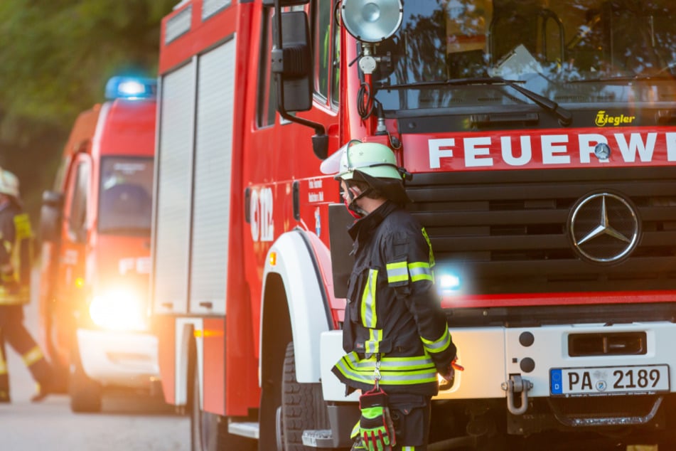 Die Polizei hegt einen ersten Verdacht, weshalb die Feuerwehr kurz nach Mitternacht in die Siegstraße ausrücken musste. (Symbolbild)