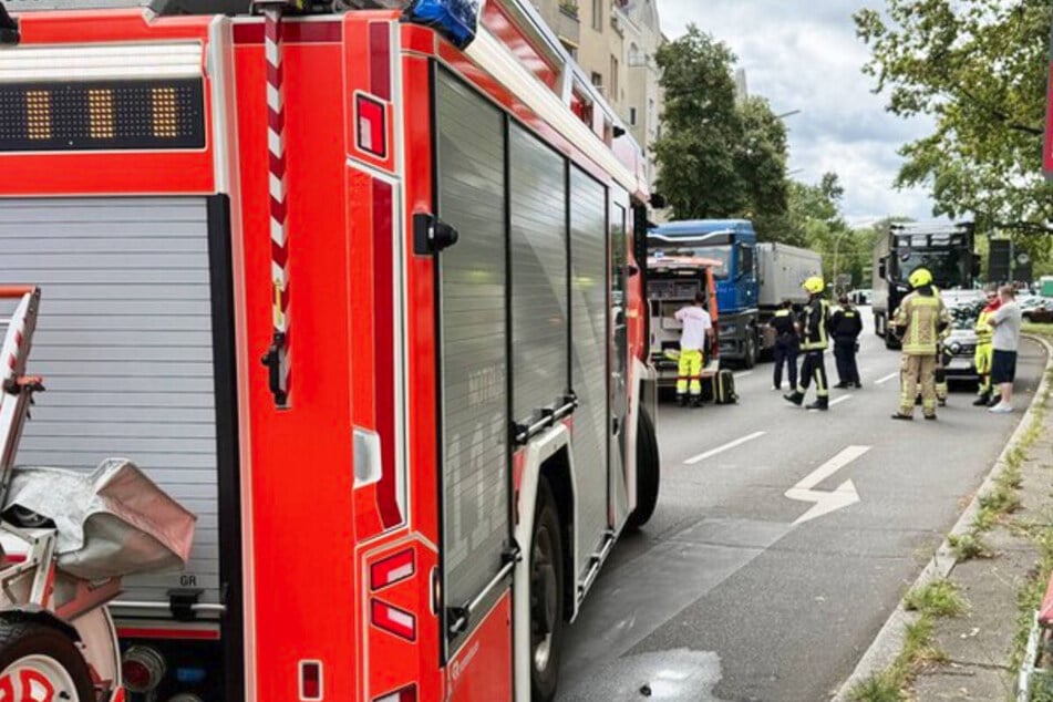 Tödlicher Unfall in Westend: Rentner von Laster überrollt, Frau muss alles mit ansehen