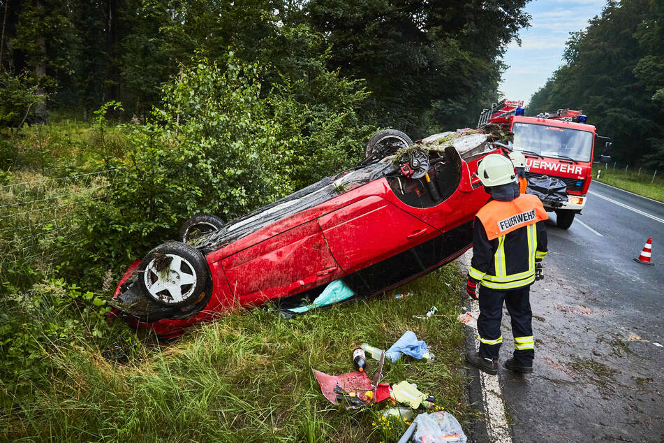 Der rote Wagen erlitt bei dem Unfall Totalschaden.