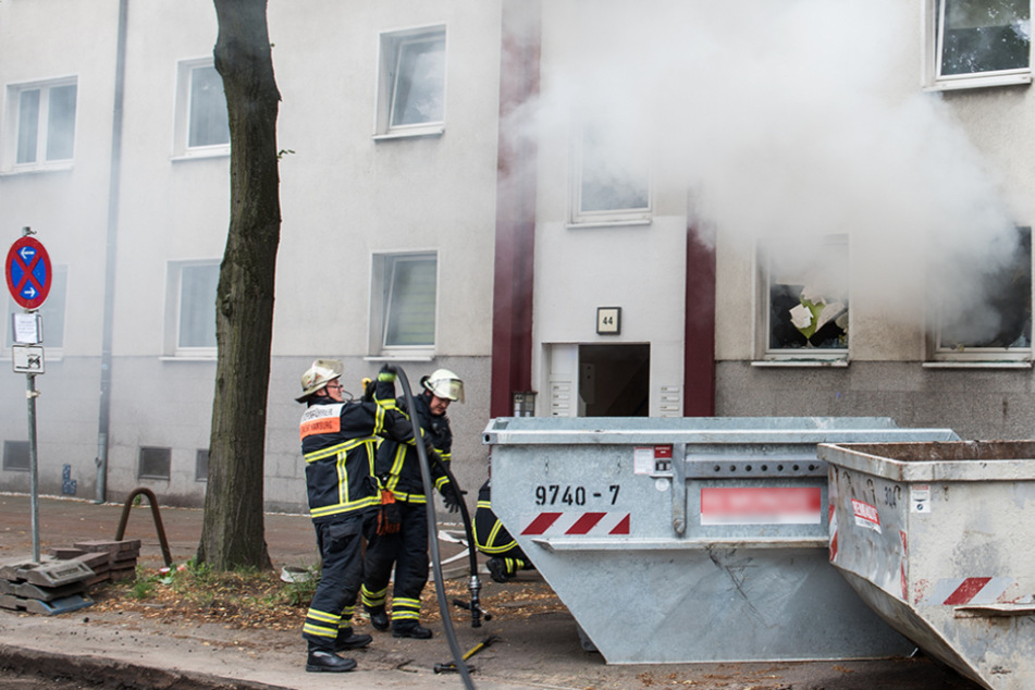 Feuerwehrleute bekämpfen den Brand in der Erdgeschosswohnung.