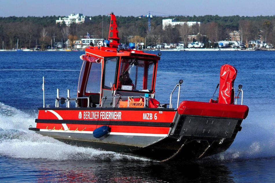 Die Feuerwehr hat am Freitagmorgen mit einem Mehrzweckboot eine Person aus der Spree gerettet. (Symbolfoto)