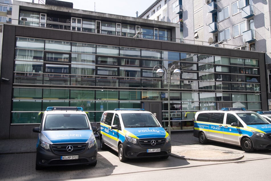 Den Beamten des 1. Frankfurter Polizeireviers wird unter anderem Körperverletzung, Strafvereitelung im Amt und Verfolgung Unschuldiger vorgeworfen.