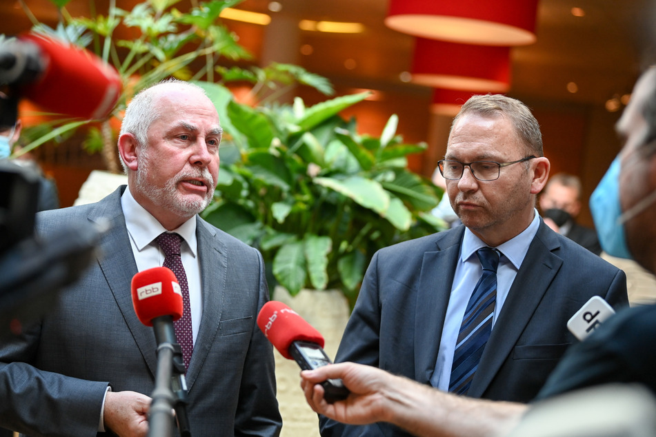 Ulrich Silberbach (60, l.), Bundesvorsitzender von dbb Beamtenbund und Tarifunion, und Frank Werneke (54), Verdi-Vorsitzender, äußern sich zu den Tarifverhandlungen.