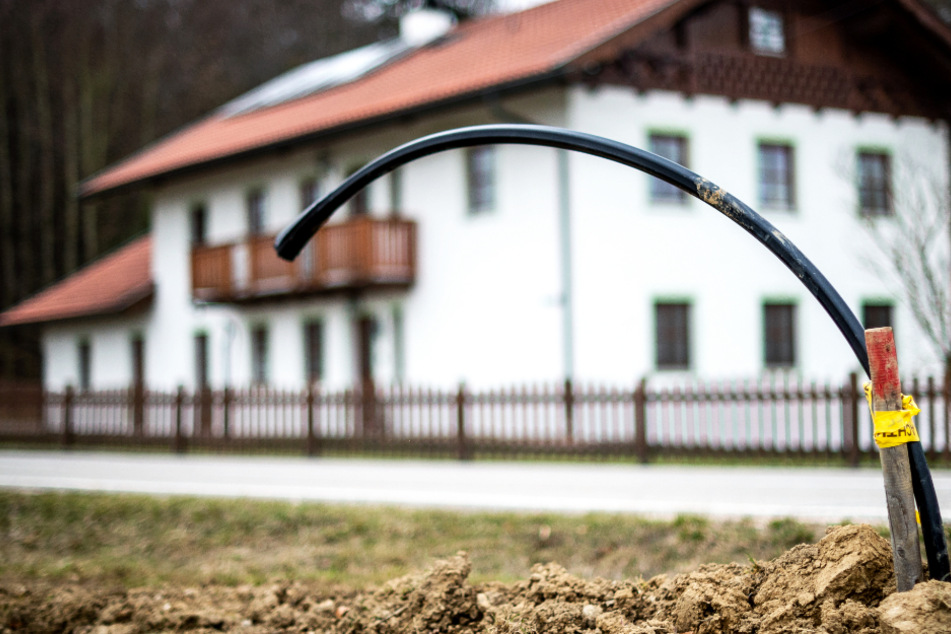Bayern belegt beim Ausbau superschneller Glasfaser-Datenverbindungen nach einer aktuellen Studie bundesweit Platz drei. (Symbolbild)