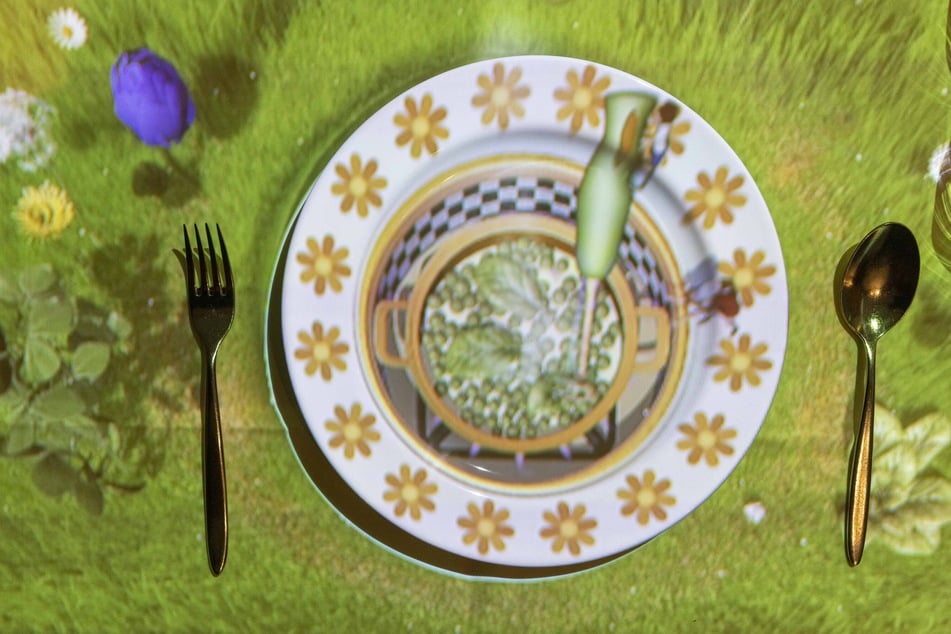 Der kleine Chefkoch püriert gerade die Erbsensuppe via Beamer.