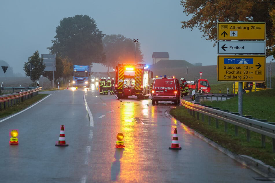 Die B180 musste zwischen Waldenburg und dem Abzweig nach Neukirchen voll gesperrt werden.