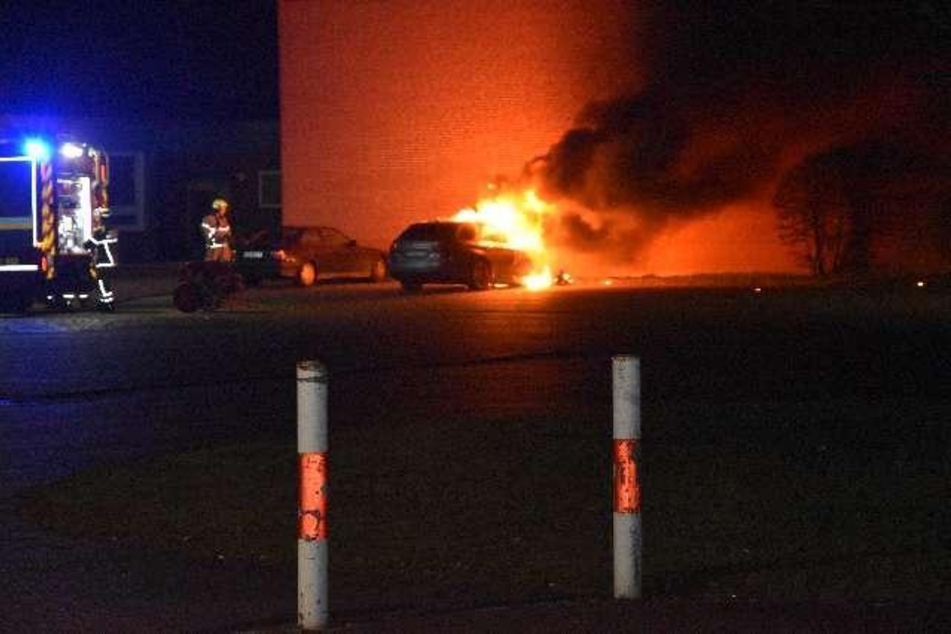 BMW geht mitten auf einem Parkplatz in Flammen auf