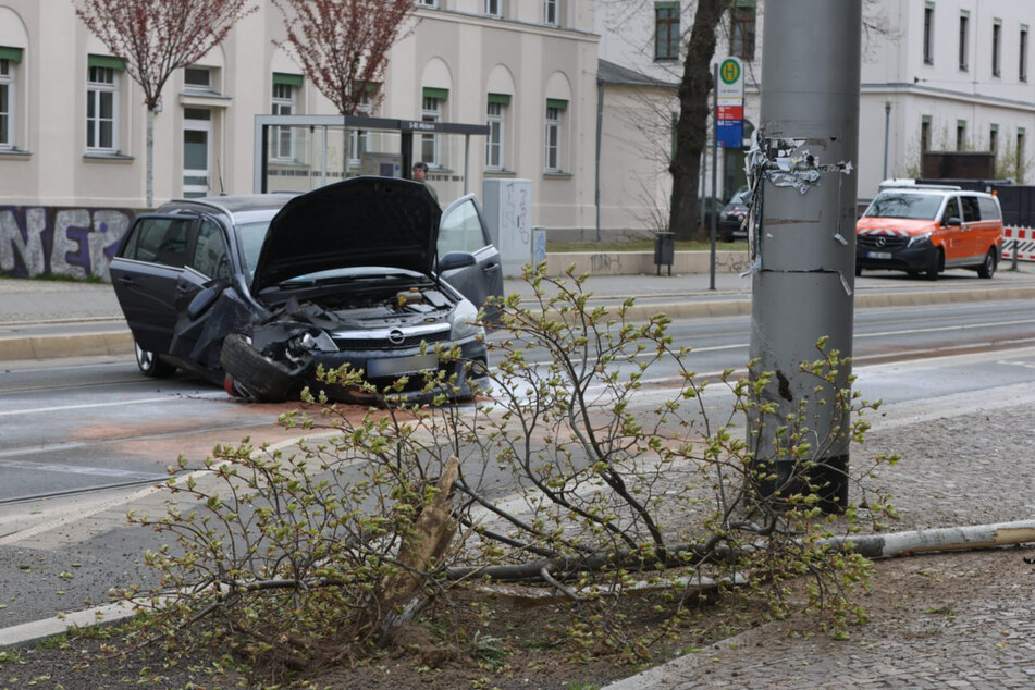 Bei dem Unfall wurden ein Laternenmast und ein Baum in Mitleidenschaft gezogen.