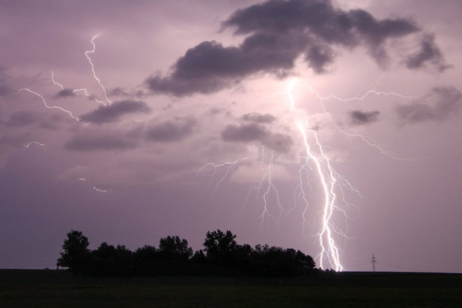 Über Bayern brauen sich am Donnerstag gebietsweise Gewitter und Unwetter zusammen – aber nur bis zum Freitag.