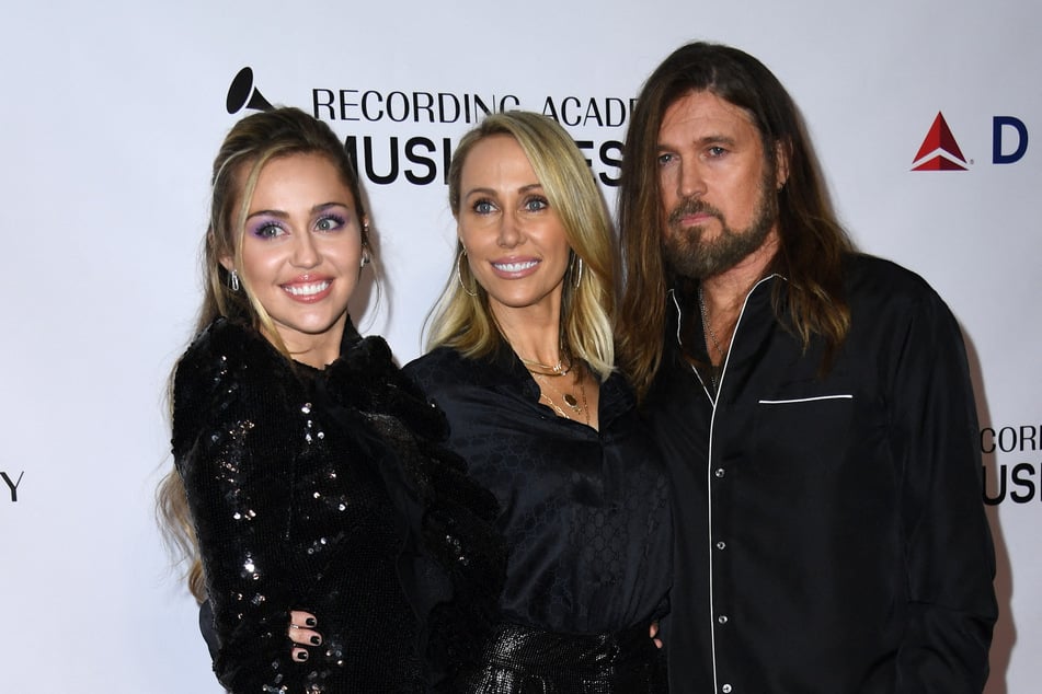 Billy Ray Cyrus wegen Betrugs verklagt: Frau behauptet, leibliche Mutter von Tochter Miley zu sein