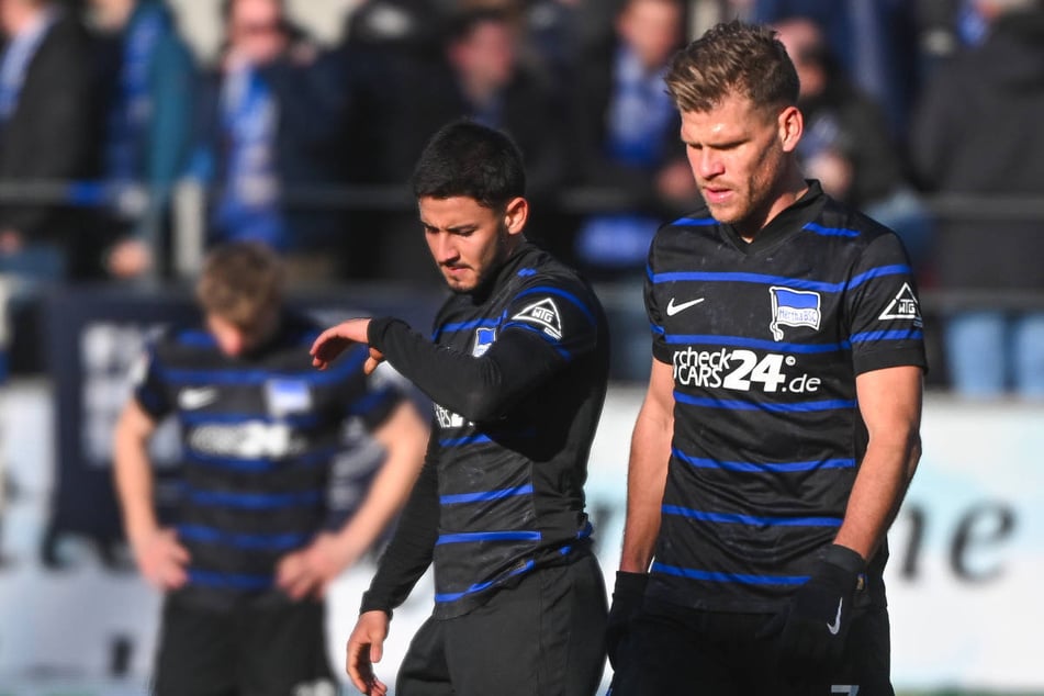 Nach der peinlichen Schlappe beim Schlusslicht verlassen die Hertha-Kicker den Platz mit gesenktem Kopf.