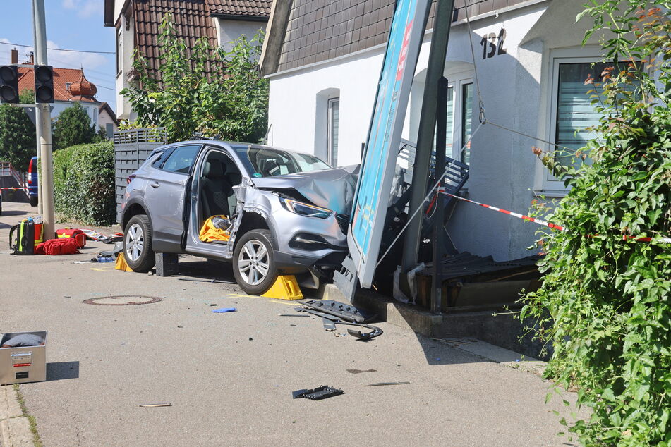 Heftiger Crash mit tödlichen Folgen in Blaustein: Für den Unfallfahrer endete der Crash offenbar milde.